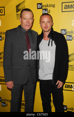 Bryan Cranston, Aaron Paul aux arrivées de BREAKING BAD Saison 4 Premiere, les Chinois 6 théâtres, Los Angeles, CA, 28 juin 2011. Photo par : Elizabeth Goodenough/Everett Collection Banque D'Images