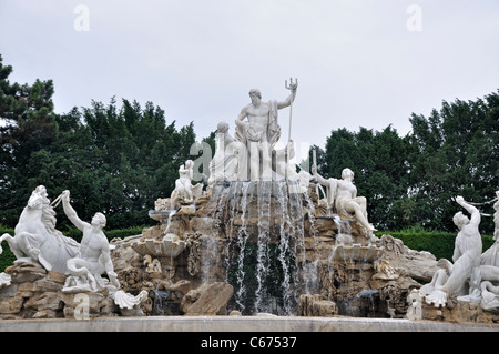 Fontaine de Neptune dans Schoenbrunner Park, parc du château de Schönbrunn, Vienne, Autriche, Europe Banque D'Images