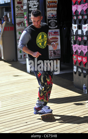 Mike Sorrentino, la situation, la planche à roulettes sur la promenade dehors et environ pour JERSEY SHORE Saison 2 Celebrity Candids - FRI, , Seaside Heights, New Jersey le 27 août 2010. Photo par : William D. Bird/Everett Collection Banque D'Images