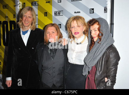 Eric Erlandson, Patty Schemel, Courtney Love, Melissa auf der Maur aux arrivées pour frapper si fort première projection, MoMA Museum of Modern Art, New York, NY Le 28 mars 2011. Photo par : Gregorio T. Binuya/Everett Collection Banque D'Images