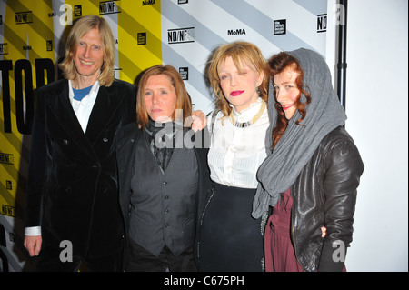 Eric Erlandson, Patty Schemel, Courtney Love, Melissa auf der Maur aux arrivées pour frapper si fort première projection, MoMA Museum of Modern Art, New York, NY Le 28 mars 2011. Photo par : Gregorio T. Binuya/Everett Collection Banque D'Images