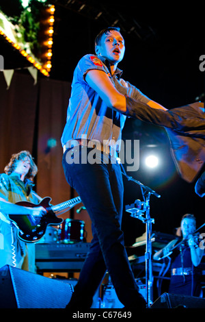 Festival International de Benicassim - Juillet 2011 ; Win Butler en tenant sa veste pendant le show d'Arcade Fire Banque D'Images