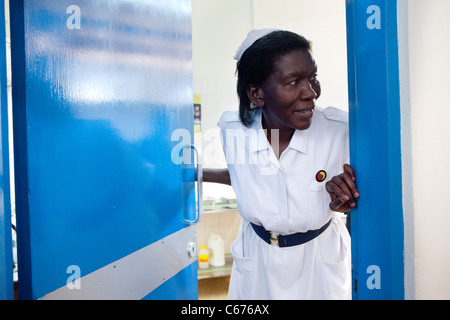Une infirmière appelle à son prochain patient à l'Hôpital régional d'orientation de Mbale Mbale, dans l'Est de l'Ouganda. Banque D'Images