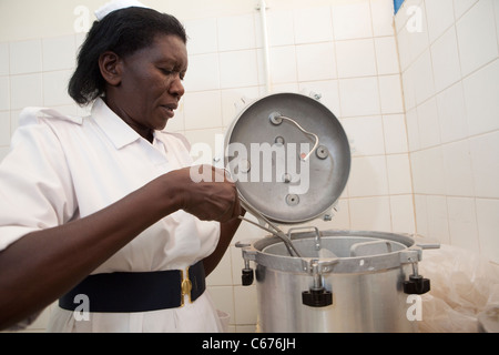 Une infirmière utilise un autoclave pour stériliser les instruments à l'Hôpital régional d'orientation de Mbale Mbale, dans l'Est de l'Ouganda, l'Afrique de l'Est. Banque D'Images