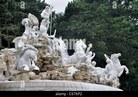 Fontaine de Neptune dans Schoenbrunner Park, parc du château de Schönbrunn, Vienne, Autriche, Europe Banque D'Images