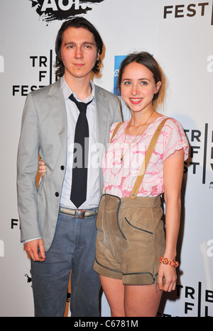 Paul Dano, Zoe Kazan au niveau des arrivées pour 2011 Tribeca Film Festival Soirée d'ouverture première de L'UNION EUROPÉENNE, Le Jardin d'hiver au World Financial Plaza, New York, NY Le 20 avril 2011. Photo par : Gregorio T. Binuya/Everett Collection Banque D'Images