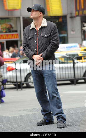 Mark Salling sur emplacement pour GLEE Saison 2 Tournage sur emplacement dans Times Square, Manhattan, New York, NY Le 25 avril 2011. Banque D'Images