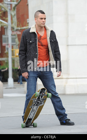 Mark Salling sur emplacement pour GLEE Saison 2 Tournage sur emplacement dans Washington Square Park, West Village, New York, NY Le 29 avril 2011. Photo par : Kristin Callahan/Everett Collection Banque D'Images