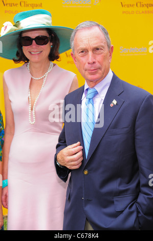 Maire de la ville de New York, Michael R. Bloomberg, Diana Taylor lors d'une apparition publique pour 2010 Veuve Clicquot Polo Classic, Governors Island, New York, NY Le 27 juin, 2010. Photo par : Gregorio T. Binuya/Everett Collection Banque D'Images