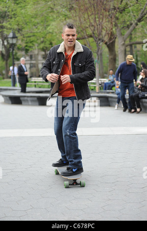 Mark Salling sur emplacement pour GLEE Saison 2 Tournage sur emplacement dans Washington Square Park, West Village, New York, NY Le 29 avril 2011. Photo par : Kristin Callahan/Everett Collection Banque D'Images