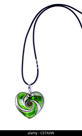 Pendentif en forme de coeur vert isolé sur fond blanc Banque D'Images