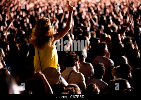 Festival Internacional de Benicassim, juillet 2011 ; Girl à soulevé sur les épaules de la bande d'encouragement pendant un concert Banque D'Images