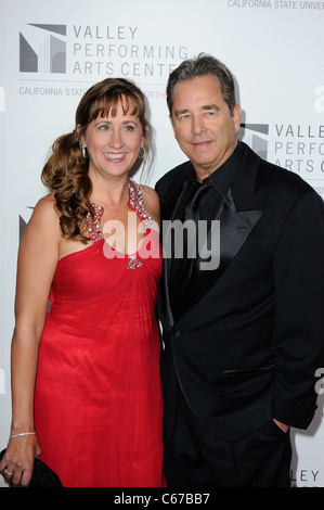 Wendy Hérail, Beau Bridges au Gala d'Ouverture pour des arrivées pour la vallée Performing Arts Center, Centre des arts de la vallée, Northridge, CA le 29 janvier 2011. Photo par : Sara Cozolino/Everett Collection Banque D'Images