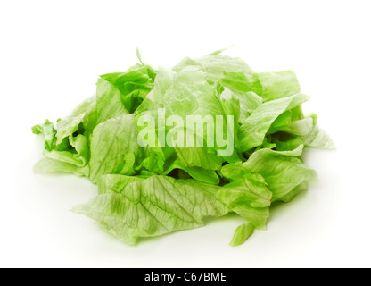 Salade iceberg vert frais morceaux isolated on white Banque D'Images