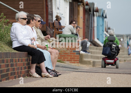 Frinton and essex les personnes âgées sur front de mer Banque D'Images