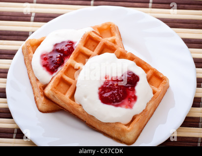 Dessert avec soft waffle et confiture de framboises Banque D'Images