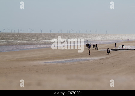 Frinton and essex beach avec l'aine et Gunfleet Sands national d'électricité des éoliennes en mer du Nord en arrière-plan Banque D'Images