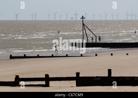 Frinton and essex beach avec l'aine et Gunfleet Sands national d'électricité des éoliennes en mer du Nord en arrière-plan Banque D'Images