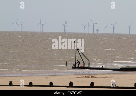 Frinton and essex beach avec l'aine et Gunfleet Sands national d'électricité des éoliennes en mer du Nord en arrière-plan Banque D'Images