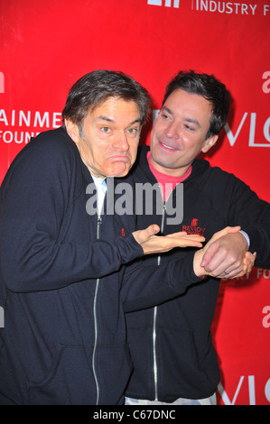 Le Dr Mehmet Oz, Jimmy Fallon lors d'une comparution dans le cadre de la 14e Conférence annuelle de FEI REVLON Run/Walk for Women, Times Square, New York, NY Le 30 avril 2011. Photo par : Gregorio T. Binuya/Everett Collection Banque D'Images