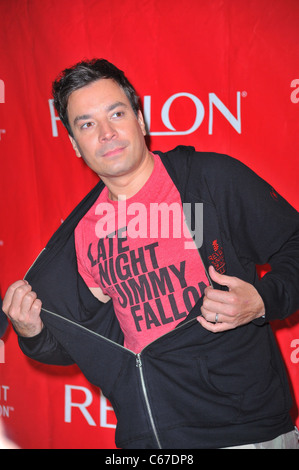 Jimmy Fallon lors d'une comparution dans le cadre de la 14e Conférence annuelle de FEI REVLON Run/Walk for Women, Times Square, New York, NY Le 30 avril 2011. Photo par : Gregorio T. Binuya/Everett Collection Banque D'Images