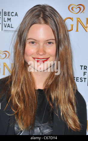 Behati Prinsloo aux arrivées pour la crème glacée Magnum courts métrages en première mondiale au Festival du film de Tribeca, l'IAC Building, New York, NY, 21 avril 2011. Photo par : Gregorio T. Binuya/Everett Collection Banque D'Images