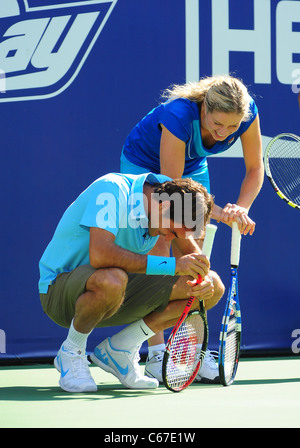 Roger Federer, Kim Clijsters lors d'une apparition publique pour 2010 Arthur Ashe Kids Day, l'USTA Billie Jean King National Tennis Center, le rinçage, NY Le 28 août 2010. Photo par : Gregorio T. Binuya/Everett Collection Banque D'Images