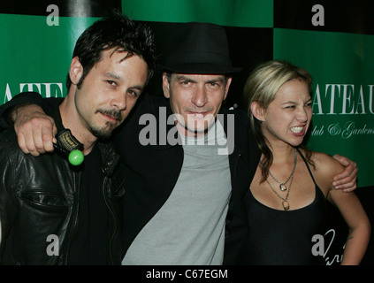 Rob Patterson, Charlie Sheen, Natalie Kinley aux arrivées pour Charlie Sheen accueille au château, Chateau Nightclub & Gardens at Paris Las Vegas, Las Vegas, NV le 30 avril 2011. Photo par : James Atoa/Everett Collection Banque D'Images