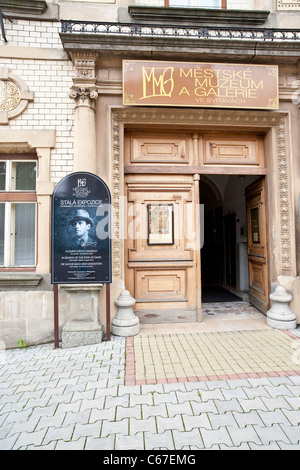 Sur le panneau d'exposition Oskar Schindler permanent en face de l'entrée à l'Městské musée dans sa ville natale. Banque D'Images