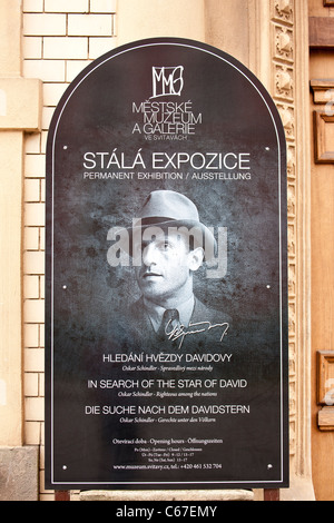 Sur le panneau d'exposition Oskar Schindler permanent en face de l'entrée à l'Městské musée dans sa ville natale. Banque D'Images