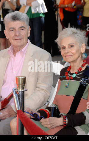 Richard Benjamin, Paula Prentiss en présence de Peter O'Toole consolide sa place parmi les images à 2011 Hollywood Film Festival classique de la MCT, le Grauman's Chinese Theatre, à Hollywood, CA le 30 avril 2011. Photo par : Michael Germana/Everett Collection Banque D'Images