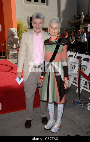 Richard Benjamin, Paula Prentiss en présence de Peter O'Toole consolide sa place parmi les images à 2011 Hollywood Film Festival classique de la MCT, le Grauman's Chinese Theatre, à Hollywood, CA le 30 avril 2011. Photo par : Michael Germana/Everett Collection Banque D'Images