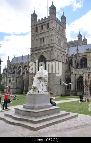 Statue du docteur Richard Hooker en face de la cathédrale d'Exeter, Exeter, Devon, Angleterre, Royaume-Uni Banque D'Images