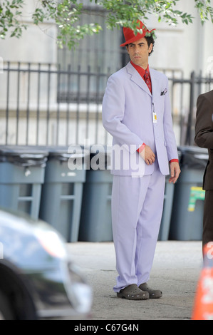 Sur l'emplacement de Sacha Baron Cohen pour le dictateur de tournage Tournage sur emplacement dans Manhattan, près de la Cinquième Avenue et 127th Street, New York, NY Le 30 juin 2011. Photo par : Kristin Callahan/Everett Collection Banque D'Images