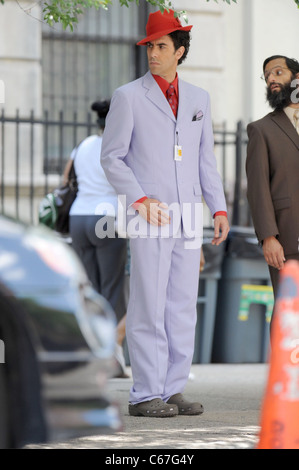 Sur l'emplacement de Sacha Baron Cohen pour le dictateur de tournage Tournage sur emplacement dans Manhattan, près de la Cinquième Avenue et 127th Street, New York, NY Le 30 juin 2011. Photo par : Kristin Callahan/Everett Collection Banque D'Images