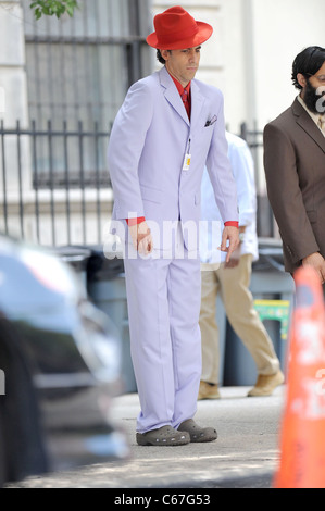 Sur l'emplacement de Sacha Baron Cohen pour le dictateur de tournage Tournage sur emplacement dans Manhattan, près de la Cinquième Avenue et 127th Street, New York, NY Le 30 juin 2011. Photo par : Kristin Callahan/Everett Collection Banque D'Images