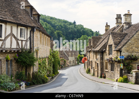 Vue vers le bas de la rue principale dans le pittoresque village de Castle Combe, Wiltshire, England, UK Banque D'Images