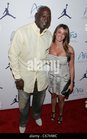 Michael Jordan, Yvette Prieto aux arrivées pour la 10e édition de Michael Jordan Celebrity Invitational (MJCI) Réception de bienvenue, Haze Nightclub au ARIA Resort & Casino, Las Vegas, NV le 30 mars 2011. Photo par : James Atoa/Everett Collection Banque D'Images