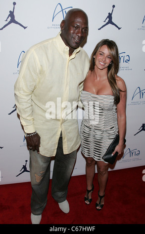 Michael Jordan, Yvette Prieto aux arrivées pour la 10e édition de Michael Jordan Celebrity Invitational (MJCI) Réception de bienvenue, Haze Nightclub au ARIA Resort & Casino, Las Vegas, NV le 30 mars 2011. Photo par : James Atoa/Everett Collection Banque D'Images