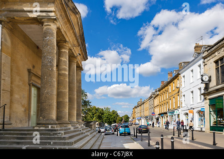 Centre de la ville de marché de Cotswolds Chipping Norton avec l'Hôtel de Ville à gauche, Oxfordshire, England, UK Banque D'Images