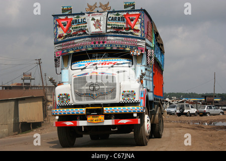 Camion indien décoré sur une route de montagne en Inde Meghalaya Banque D'Images
