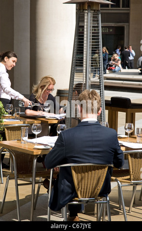 Les employés de bureau à l'heure du déjeuner, Warwick, Paternoster Square, Cour financial district, ville de Londres. London, UK Banque D'Images