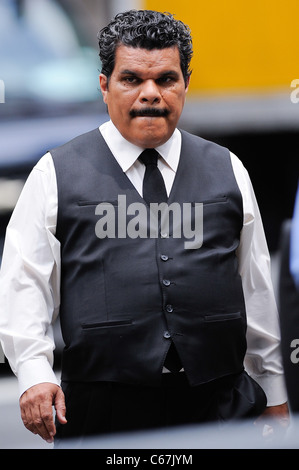 Luis Guzman, promenades à la 'Arthur' film fixé à l'église de Saint-barthélemy dehors et environ pour la célébrité CANDIDS - MERCREDI , Nouveau Banque D'Images