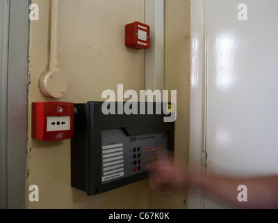 Étiqueté en commun conventionnel54 Panneau de contrôle d'Alarme Incendie avec un code en cours de saisie Banque D'Images