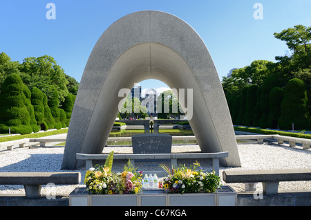 Cénotaphe monument à Hiroshima Peace Memorial Park à Hiroshima, au Japon. Banque D'Images