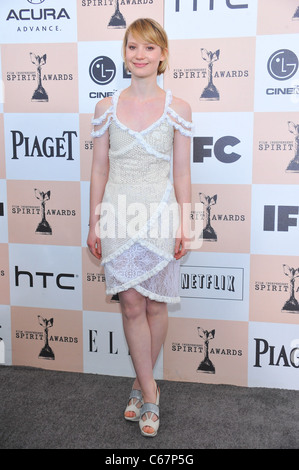 Mia Wasikowska (port Rodarte pour Cérémonie d'habiller) au niveau des arrivées pour 2011 Film Independent Spirit Awards - Arrivals Partie Banque D'Images