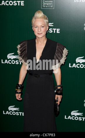 Lou Eyrich aux arrivées pour 13 e les concepteurs de costumes Guild Awards, Beverly Hilton Hotel, Los Angeles, CA, le 22 février 2011. Banque D'Images