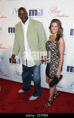 Michael Jordan, Yvette Prieto aux arrivées pour la 10e édition de Michael Jordan Celebrity Invitational Dîner, Beso Steakhouse, cristaux à CityCenter, Las Vegas, NV le 31 mars 2011. Photo par : James Atoa/Everett Collection Banque D'Images