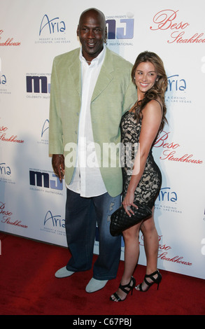 Michael Jordan, Yvette Prieto aux arrivées pour la 10e édition de Michael Jordan Celebrity Invitational Dîner, Beso Steakhouse, cristaux à CityCenter, Las Vegas, NV le 31 mars 2011. Photo par : James Atoa/Everett Collection Banque D'Images