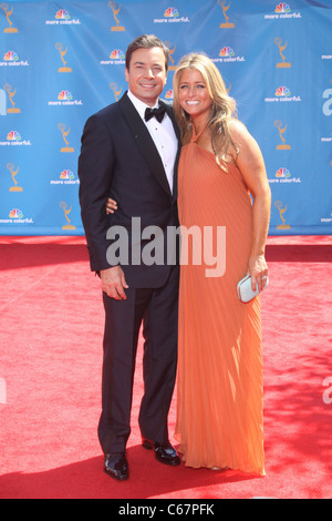 Jimmy Fallon (en smoking Tom Ford), Nancy Juvonen (dans MaxMara robe, Neil Lane bijoux) au niveau des arrivées pour l'Academy of Television Arts & Sciences 62e Primetime Emmy Awards - Arrivals, Nokia Theatre, Los Angeles, CA le 29 août 2010. Photo par : Rob Kim/Everett Collection Banque D'Images